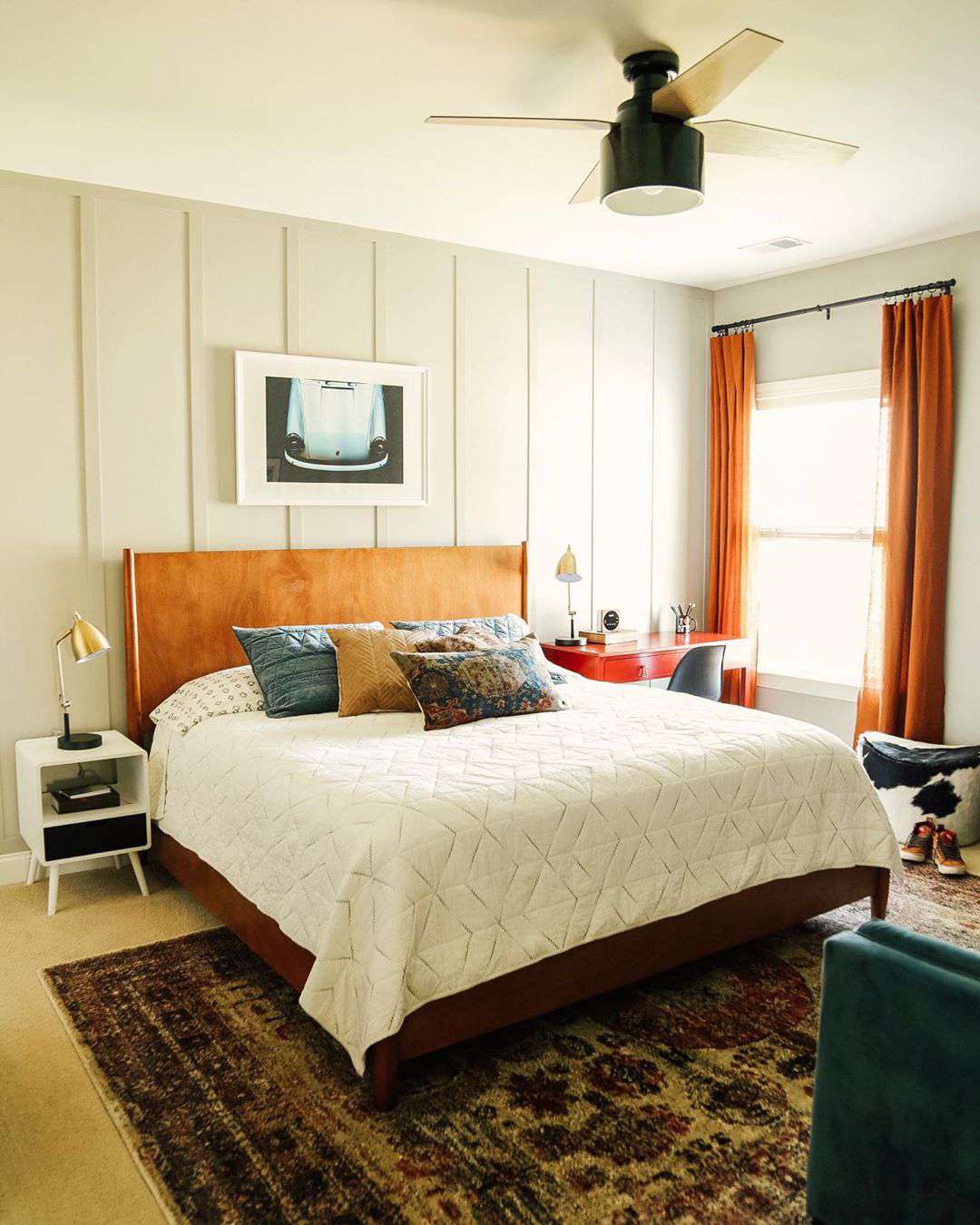 Dormitorio con paredes beige y detalles en naranja.