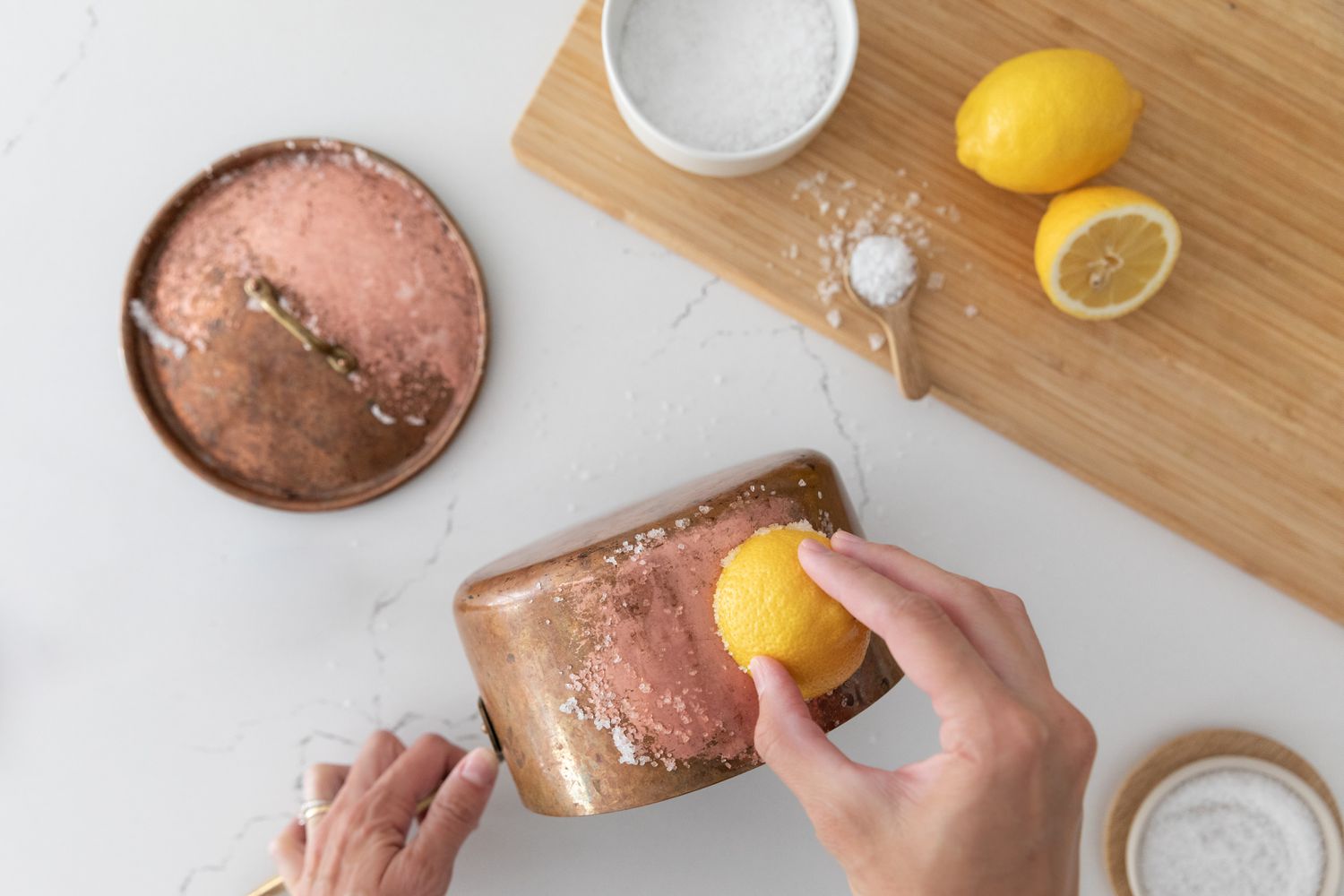 Usar medio limón sumergido en sal para limpiar el latón empañado