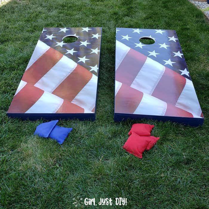 Dos tableros con orificios para copas decorados con la bandera estadounidense