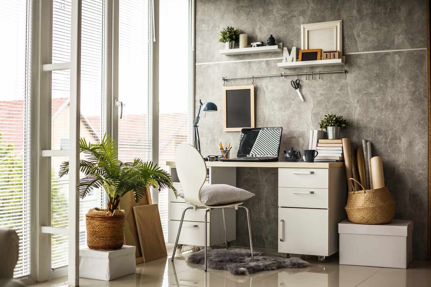 Oficina en casa moderna con escritorio con estantes flotantes