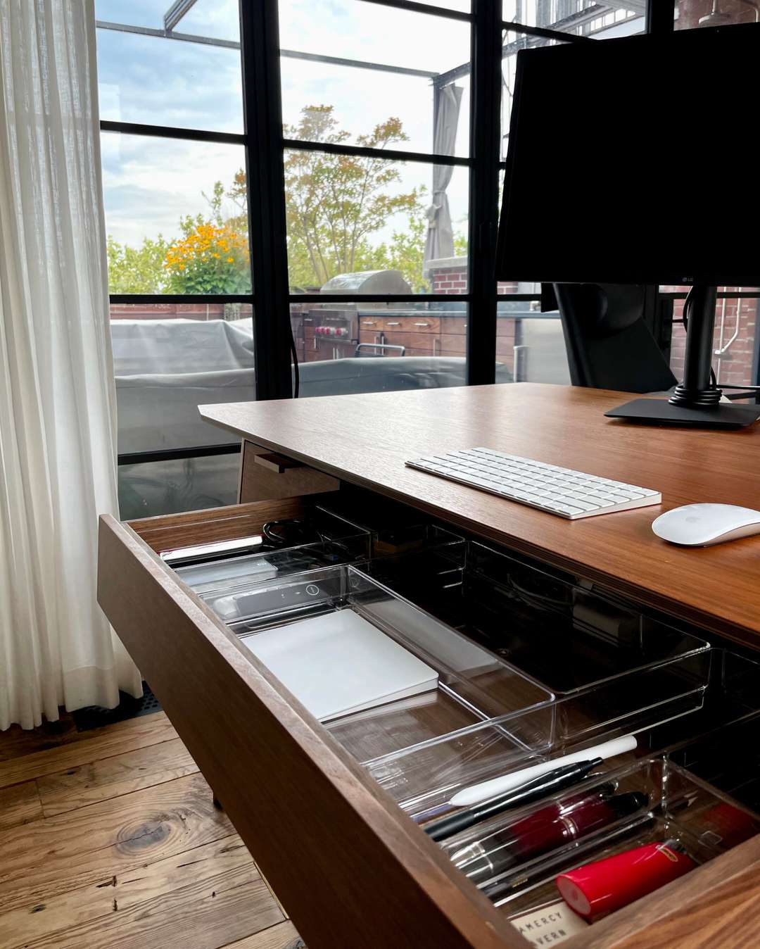 Oficina en casa minimalista con separadores de cajones