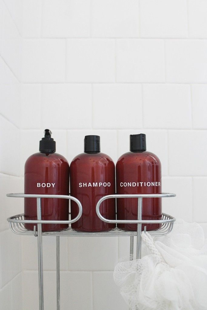 Botellas de champú personalizadas en una ducha