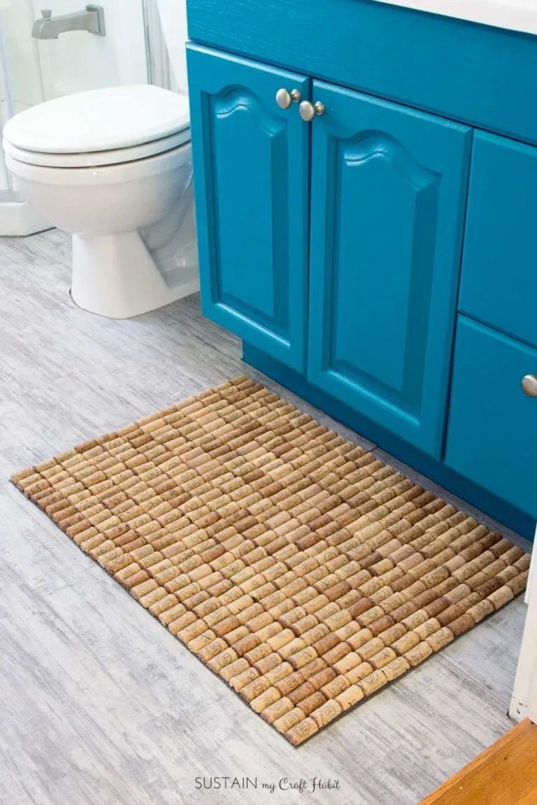 Una alfombra de baño hecha de corchos.