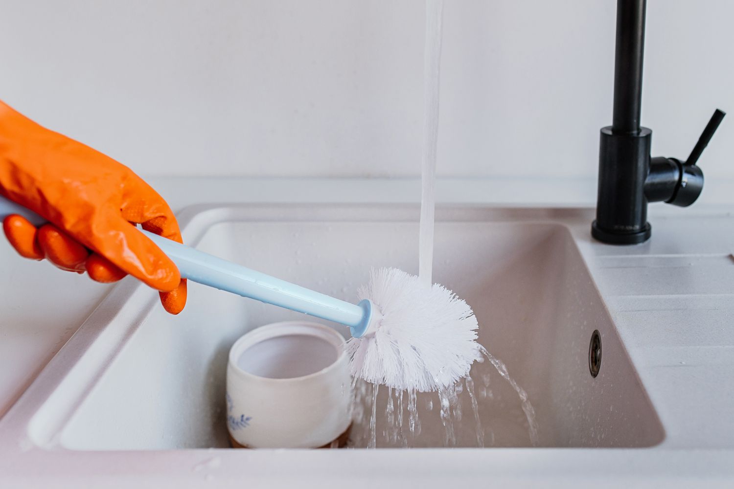 Enjuague el cepillo de la taza del inodoro después de cada uso