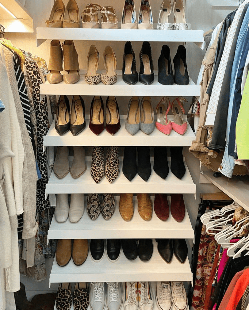 zapatos en los estantes