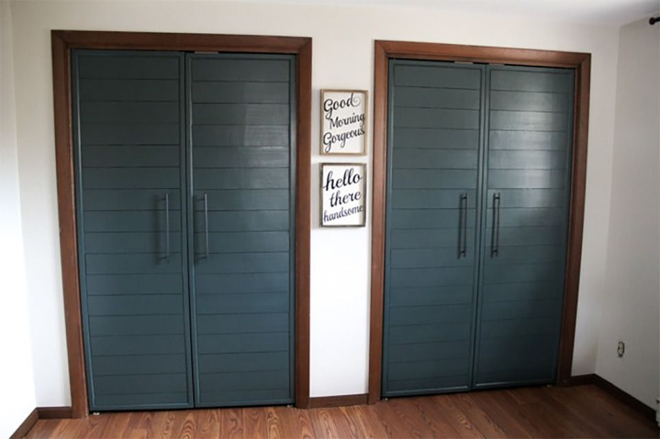 Dos puertas de armario traslapadas verdes