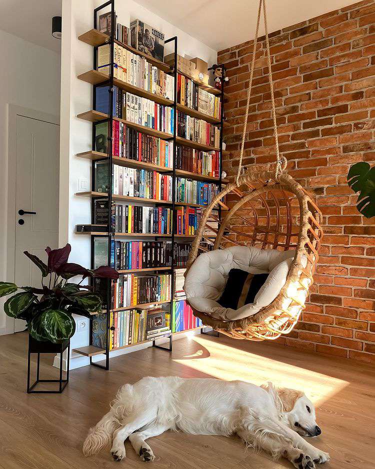 rincón de lectura en esquina con mecedora y pared decorativa de ladrillo