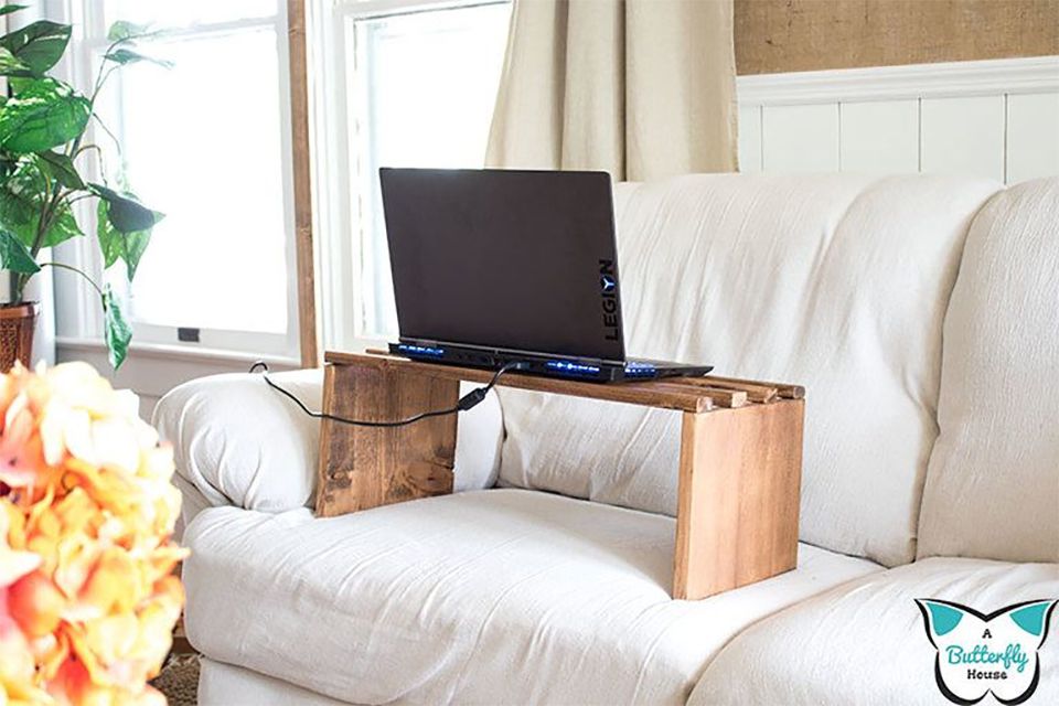Soporte para portátil de madera en el sofá