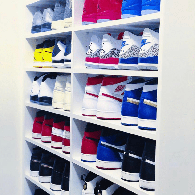 zapatos en un estante del armario